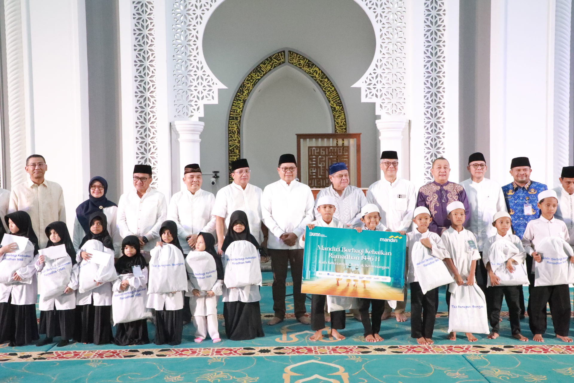 Berbagi Kebaikan Ramadan 1446 H, Bank Mandiri Group Santuni 57.600 Santunan Anak Yatim dan Lansia serta 668 Yayasan di seluruh Indonesia di wilayah Jawa Barat santunan diberikan kepada 3.740 penerima dan 45 yayasan